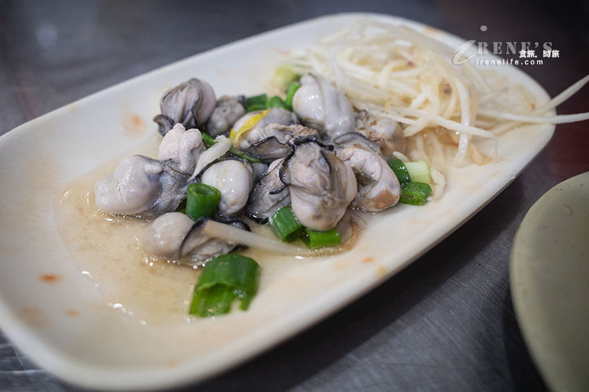 關渡從早就開始賣到下午的排隊油飯，油飯配碗什錦湯，便宜又好吃，吃完不忘再外帶