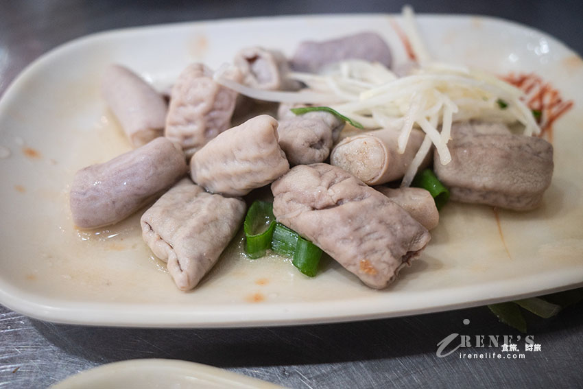 關渡從早就開始賣到下午的排隊油飯，油飯配碗什錦湯，便宜又好吃，吃完不忘再外帶