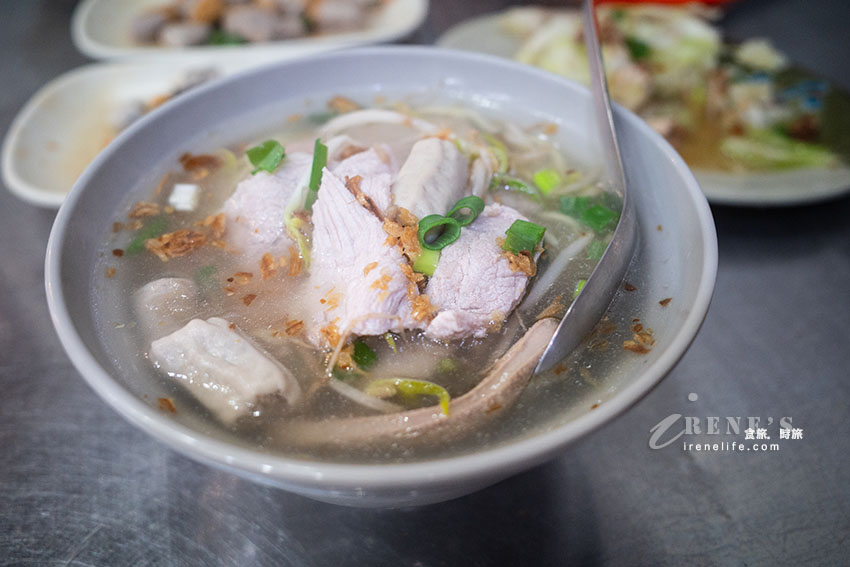 關渡從早就開始賣到下午的排隊油飯，油飯配碗什錦湯，便宜又好吃，吃完不忘再外帶