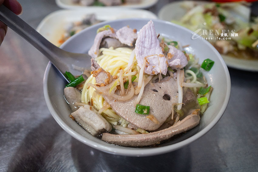 延伸閱讀：關渡從早就開始賣到下午的排隊油飯，油飯配碗什錦湯，便宜又好吃，吃完不忘再外帶
