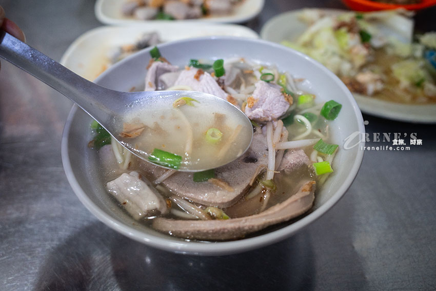 關渡從早就開始賣到下午的排隊油飯，油飯配碗什錦湯，便宜又好吃，吃完不忘再外帶