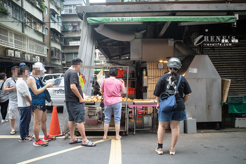 一開門就排隊的關渡市場鮮炸雞，五點不到就只剩雞翅，一隻20元皮薄肉多汁