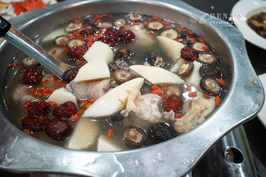 三峽性價比很高的甕仔雞餐廳，設有停車場，桌菜超划算但不推薦，雞油飯無限供應