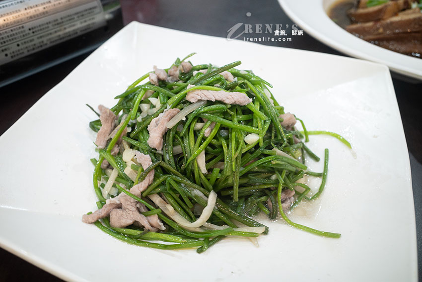 三峽性價比很高的甕仔雞餐廳，設有停車場，桌菜超划算但不推薦，雞油飯無限供應