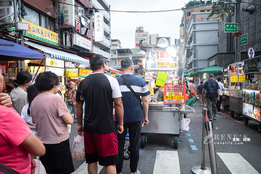 艋舺夜市排隊沒斷過的東港旗魚串，20年老店是夜市裡的排隊王，每個人都買一大包