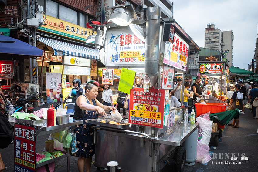 艋舺夜市排隊沒斷過的東港旗魚串，20年老店是夜市裡的排隊王，每個人都買一大包