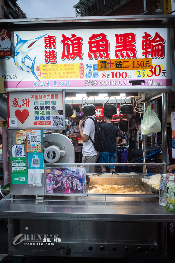 艋舺夜市排隊沒斷過的東港旗魚串，20年老店是夜市裡的排隊王，每個人都買一大包