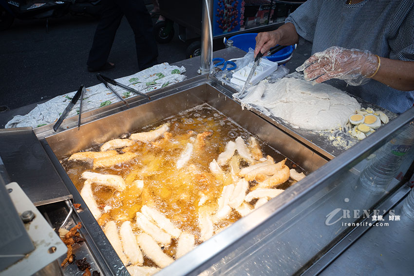 艋舺夜市排隊沒斷過的東港旗魚串，20年老店是夜市裡的排隊王，每個人都買一大包 @Irene's 食旅．時旅