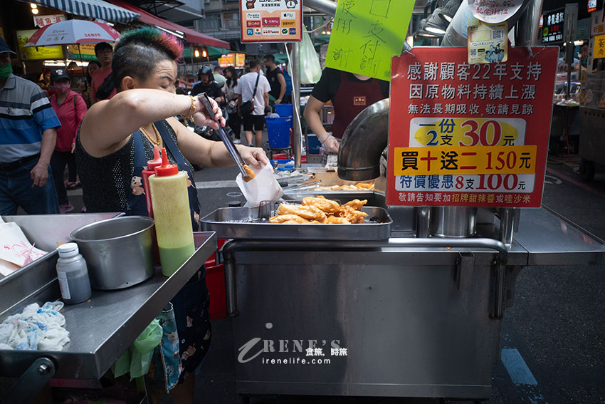 艋舺夜市排隊沒斷過的東港旗魚串，20年老店是夜市裡的排隊王，每個人都買一大包