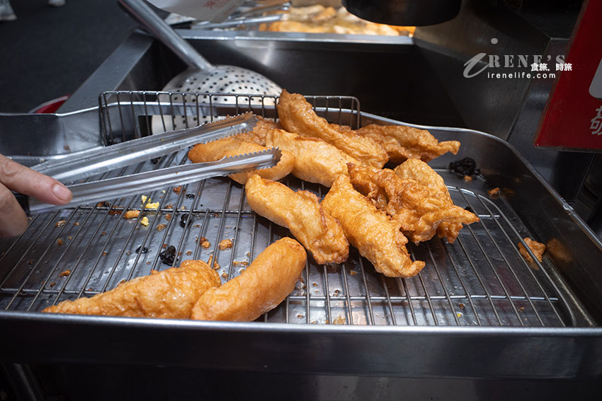 艋舺夜市排隊沒斷過的東港旗魚串，20年老店是夜市裡的排隊王，每個人都買一大包