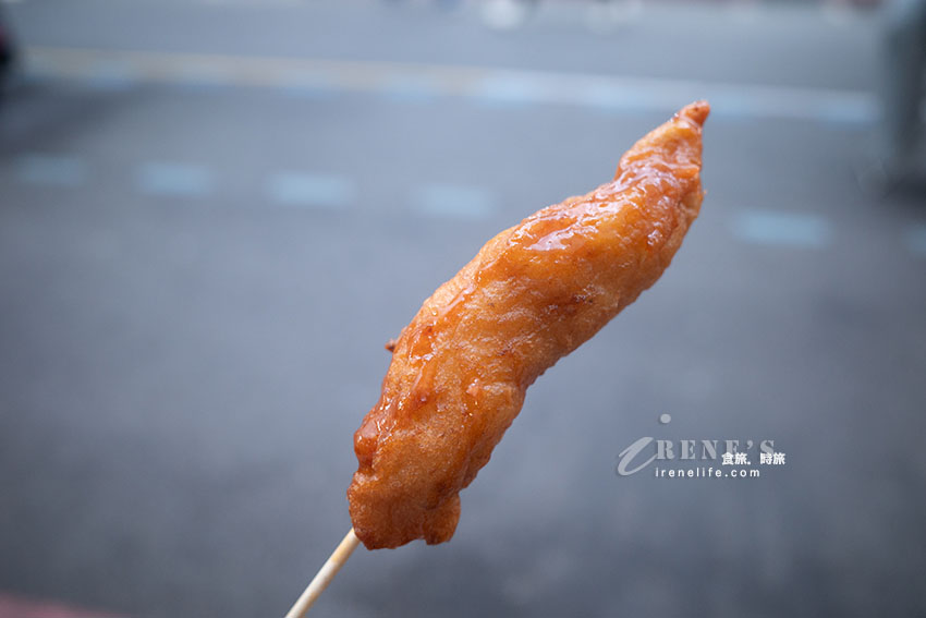 艋舺夜市排隊沒斷過的東港旗魚串，20年老店是夜市裡的排隊王，每個人都買一大包