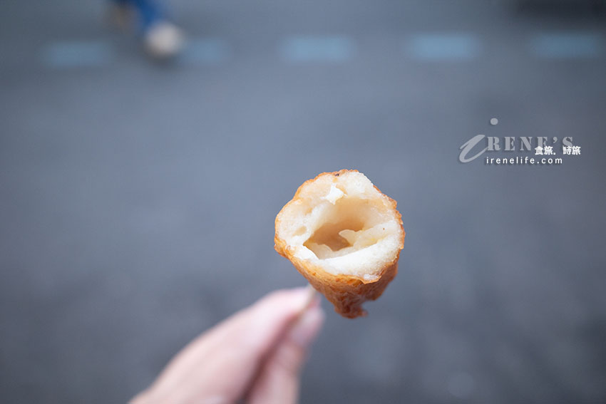 艋舺夜市排隊沒斷過的東港旗魚串，20年老店是夜市裡的排隊王，每個人都買一大包