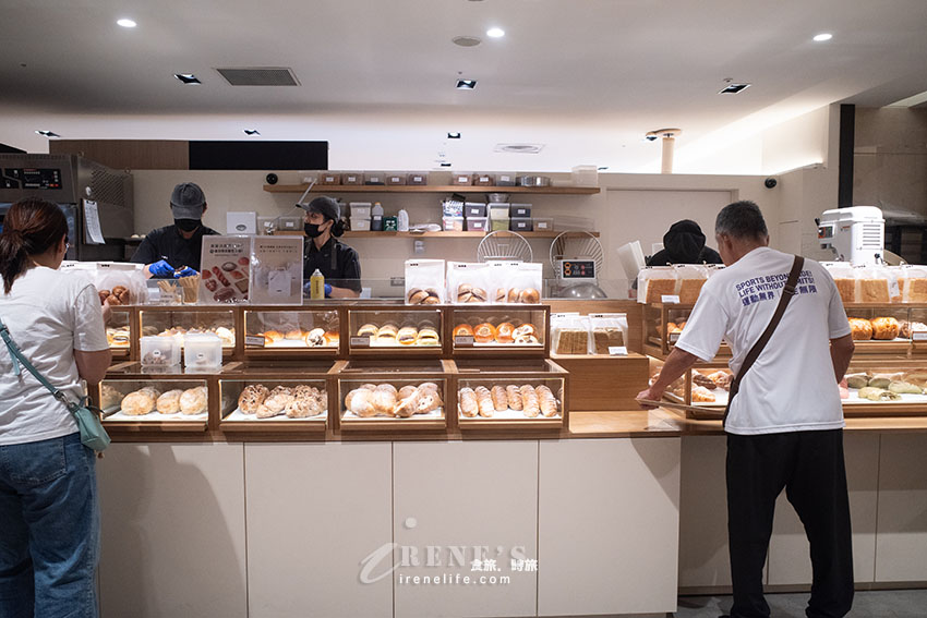 新光三越A11高質感麵包店,選用北海道以及台灣小農鮮乳、日本麵粉,楓糖香蔥可頌超炸餡 新光三越A11高質感麵包店,選用北海道以及台灣小農鮮乳、日本麵粉,楓糖香蔥可頌超炸餡
