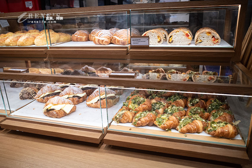 新光三越A11高質感麵包店，選用北海道以及台灣小農鮮乳、日本麵粉，楓糖香蔥可頌超炸餡