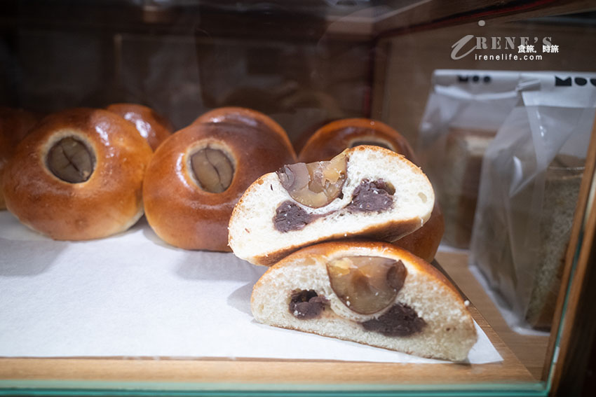新光三越A11高質感麵包店，選用北海道以及台灣小農鮮乳、日本麵粉，楓糖香蔥可頌超炸餡