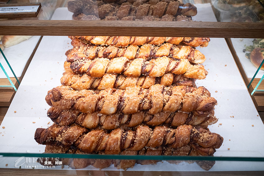 新光三越A11高質感麵包店,選用北海道以及台灣小農鮮乳、日本麵粉,楓糖香蔥可頌超炸餡 新光三越A11高質感麵包店,選用北海道以及台灣小農鮮乳、日本麵粉,楓糖香蔥可頌超炸餡