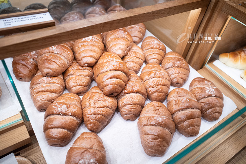 新光三越A11高質感麵包店，選用北海道以及台灣小農鮮乳、日本麵粉，楓糖香蔥可頌超炸餡