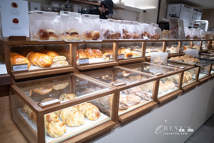 新光三越A11高質感麵包店,選用北海道以及台灣小農鮮乳、日本麵粉,楓糖香蔥可頌超炸餡 新光三越A11高質感麵包店,選用北海道以及台灣小農鮮乳、日本麵粉,楓糖香蔥可頌超炸餡