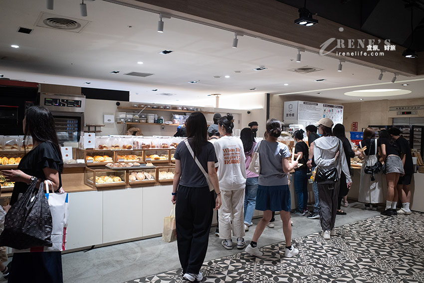 新光三越A11高質感麵包店,選用北海道以及台灣小農鮮乳、日本麵粉,楓糖香蔥可頌超炸餡 新光三越A11高質感麵包店,選用北海道以及台灣小農鮮乳、日本麵粉,楓糖香蔥可頌超炸餡