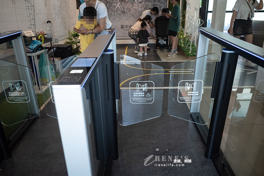 台中室內免費親子景點，有冷氣開放的飛航館，偽出國體驗，還能化身機師或空服員