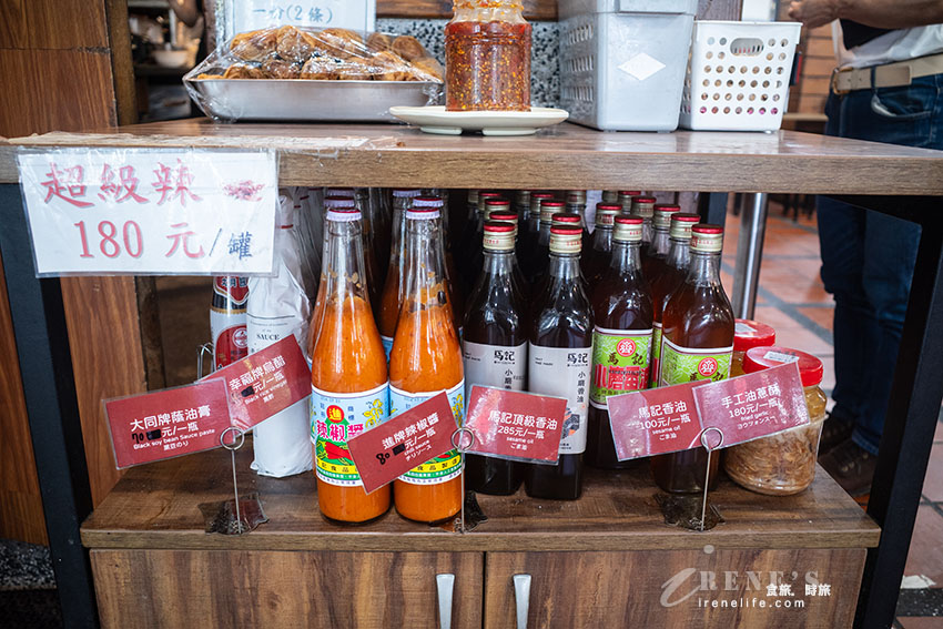 基隆在地麵食館，內用外帶擠到水洩不通，數十種小菜選擇性超多，均一價42元好豐富
