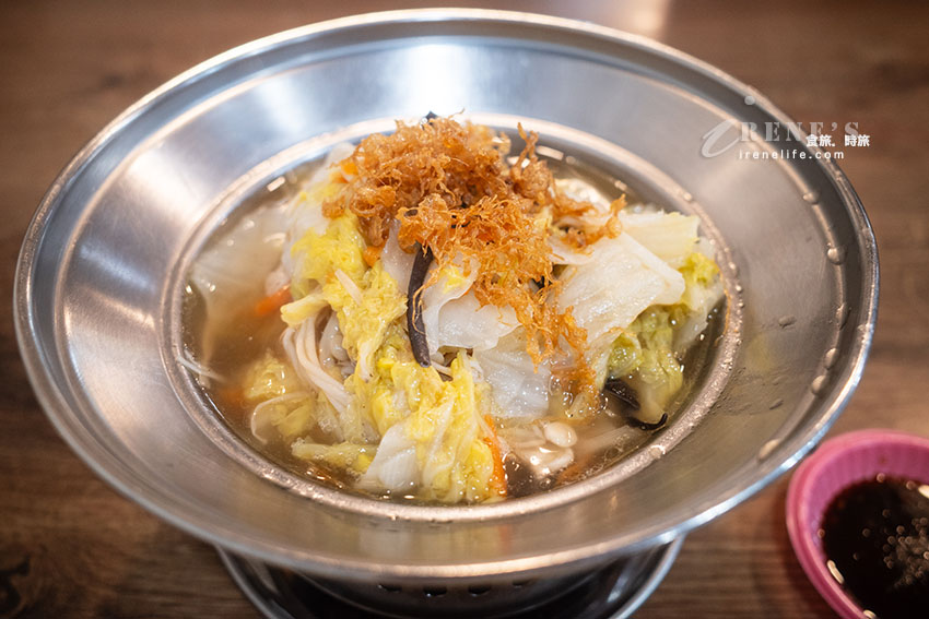 基隆在地麵食館，內用外帶擠到水洩不通，數十種小菜選擇性超多，均一價42元好豐富