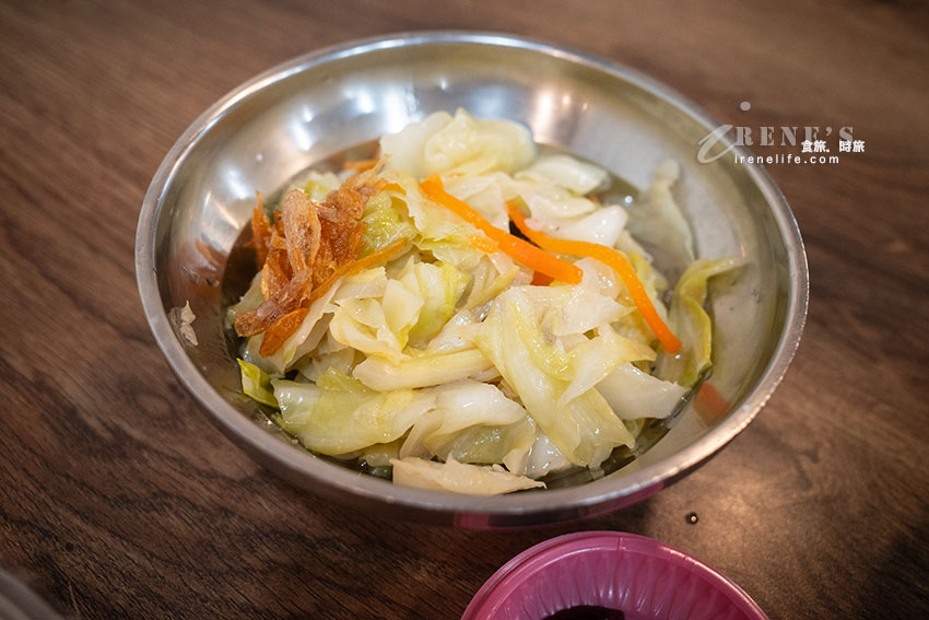 基隆在地麵食館，內用外帶擠到水洩不通，數十種小菜選擇性超多，均一價42元好豐富
