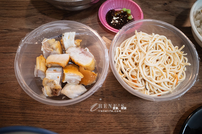 基隆在地麵食館，內用外帶擠到水洩不通，數十種小菜選擇性超多，均一價42元好豐富
