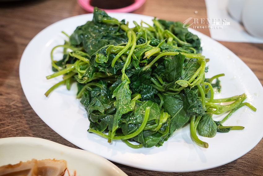 基隆在地麵食館，內用外帶擠到水洩不通，數十種小菜選擇性超多，均一價42元好豐富