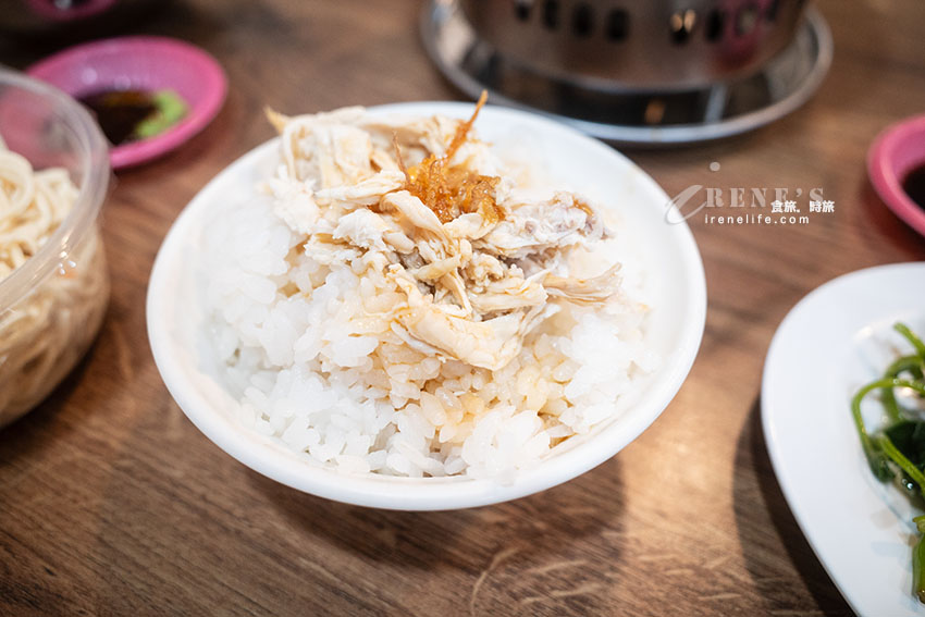 基隆在地麵食館，內用外帶擠到水洩不通，數十種小菜選擇性超多，均一價42元好豐富