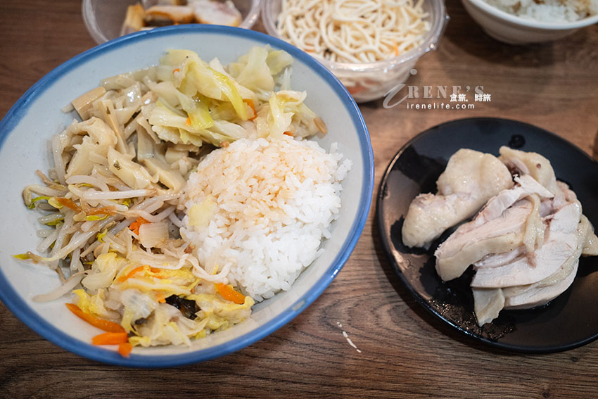 基隆在地麵食館，內用外帶擠到水洩不通，數十種小菜選擇性超多，均一價42元好豐富