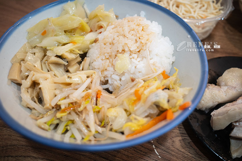 基隆在地麵食館，內用外帶擠到水洩不通，數十種小菜選擇性超多，均一價42元好豐富