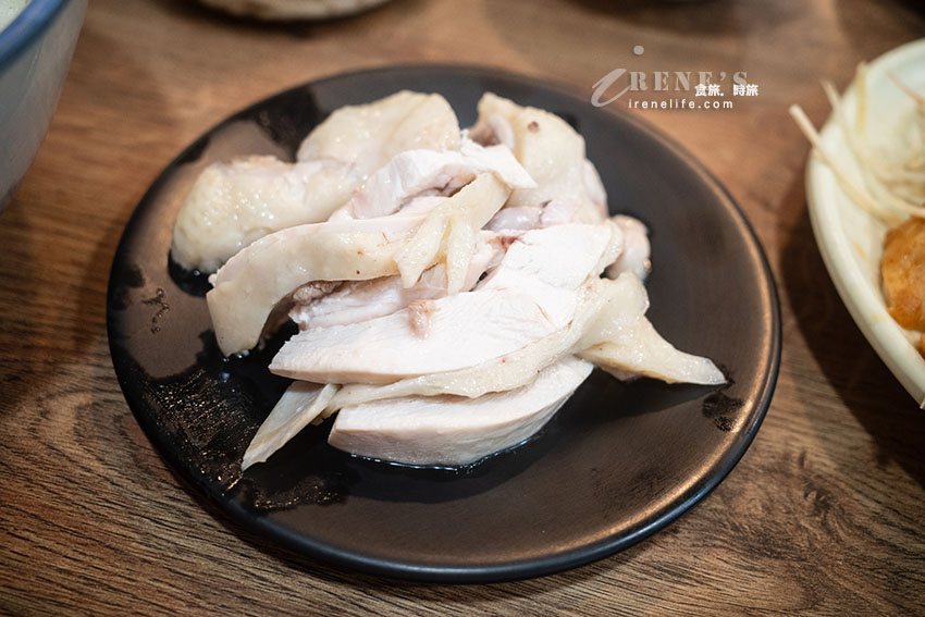 基隆在地麵食館，內用外帶擠到水洩不通，數十種小菜選擇性超多，均一價42元好豐富