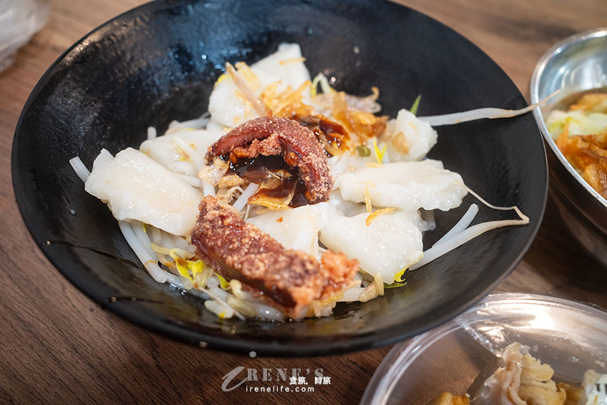 基隆在地麵食館，內用外帶擠到水洩不通，數十種小菜選擇性超多，均一價42元好豐富