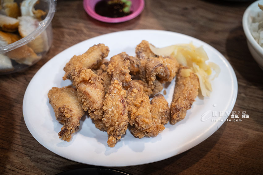基隆在地麵食館，內用外帶擠到水洩不通，數十種小菜選擇性超多，均一價42元好豐富