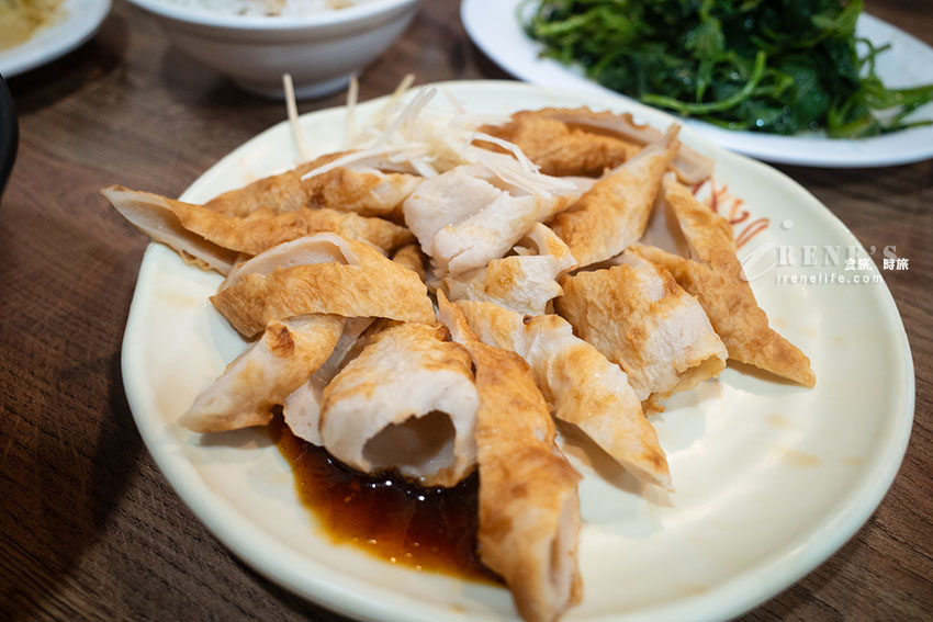 基隆在地麵食館，內用外帶擠到水洩不通，數十種小菜選擇性超多，均一價42元好豐富