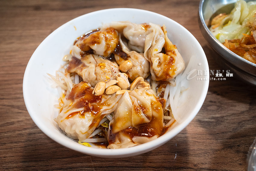基隆在地麵食館，內用外帶擠到水洩不通，數十種小菜選擇性超多，均一價42元好豐富