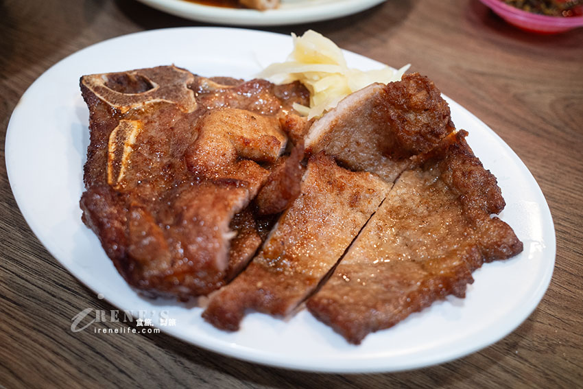 基隆在地麵食館，內用外帶擠到水洩不通，數十種小菜選擇性超多，均一價42元好豐富