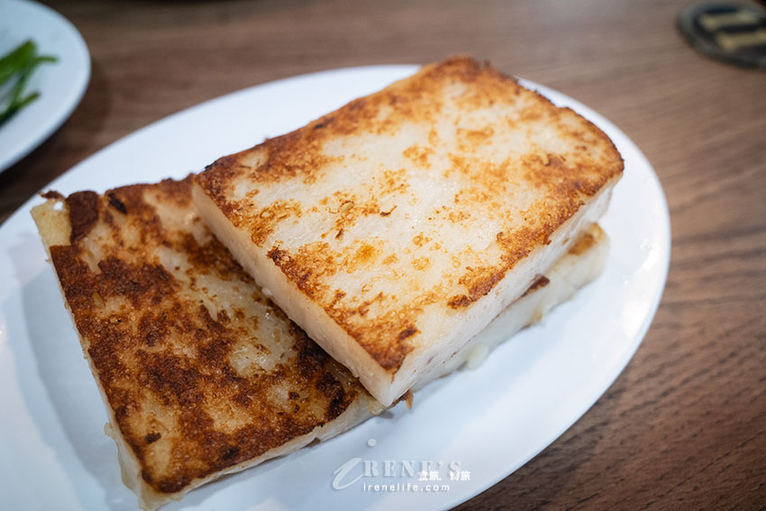 基隆在地麵食館，內用外帶擠到水洩不通，數十種小菜選擇性超多，均一價42元好豐富
