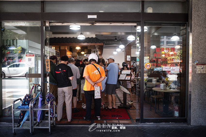基隆在地麵食館，內用外帶擠到水洩不通，數十種小菜選擇性超多，均一價42元好豐富