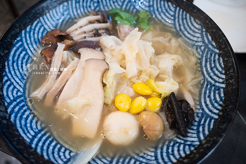 懷舊眷村裡的茶香與蔬食香，現點現煮非料理包，居然有素食版的佛跳牆