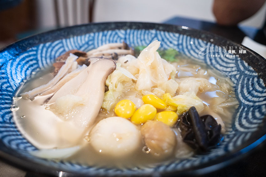 懷舊眷村裡的茶香與蔬食香，現點現煮非料理包，居然有素食版的佛跳牆