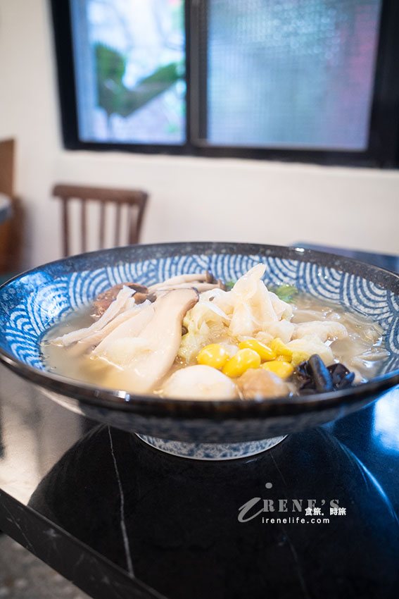 懷舊眷村裡的茶香與蔬食香，現點現煮非料理包，居然有素食版的佛跳牆