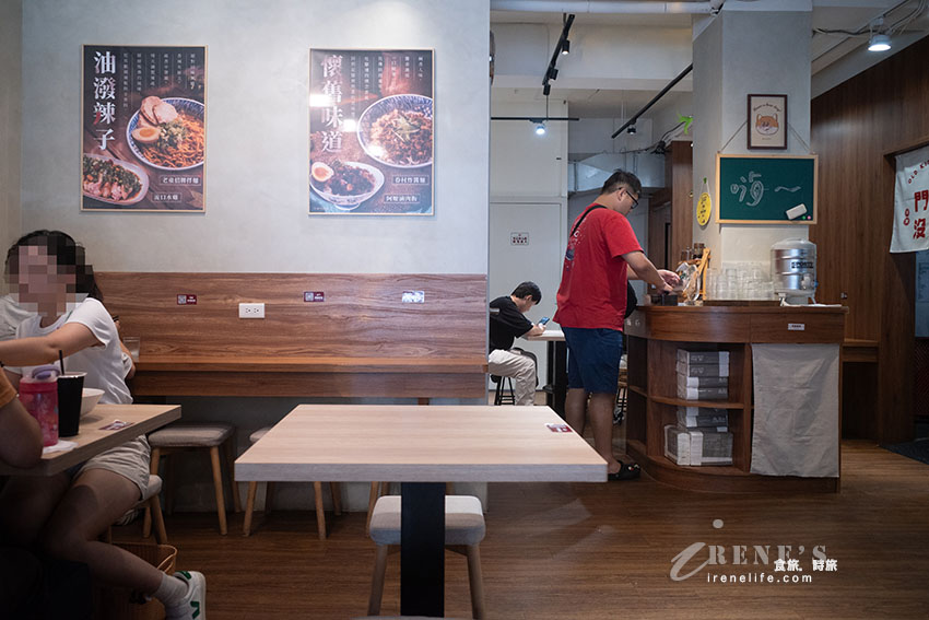 入選2025年500碗之一的老童小吃部，滷肉飯超好吃，舒服雞肉飯像台版的日式叉燒飯
