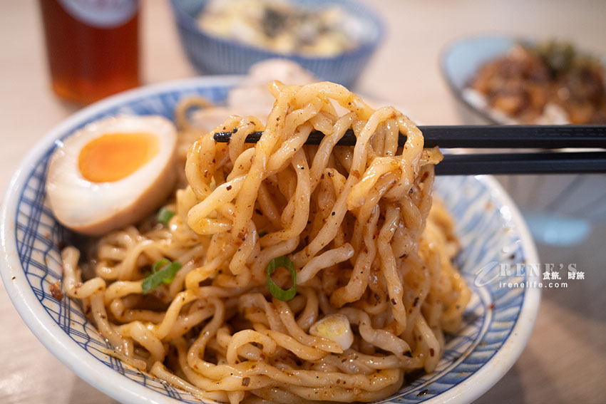 入選2025年500碗之一的老童小吃部，滷肉飯超好吃，舒服雞肉飯像台版的日式叉燒飯