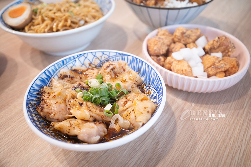 入選2025年500碗之一的老童小吃部，滷肉飯超好吃，舒服雞肉飯像台版的日式叉燒飯