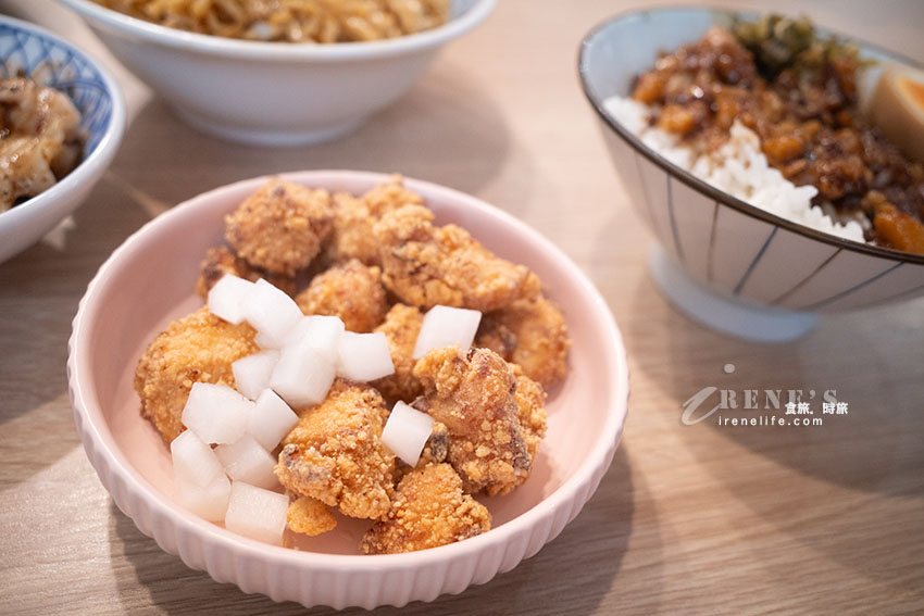 入選2025年500碗之一的老童小吃部，滷肉飯超好吃，舒服雞肉飯像台版的日式叉燒飯