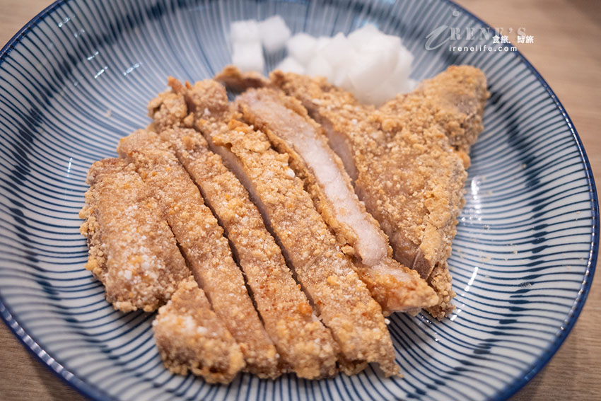 入選2025年500碗之一的老童小吃部，滷肉飯超好吃，舒服雞肉飯像台版的日式叉燒飯