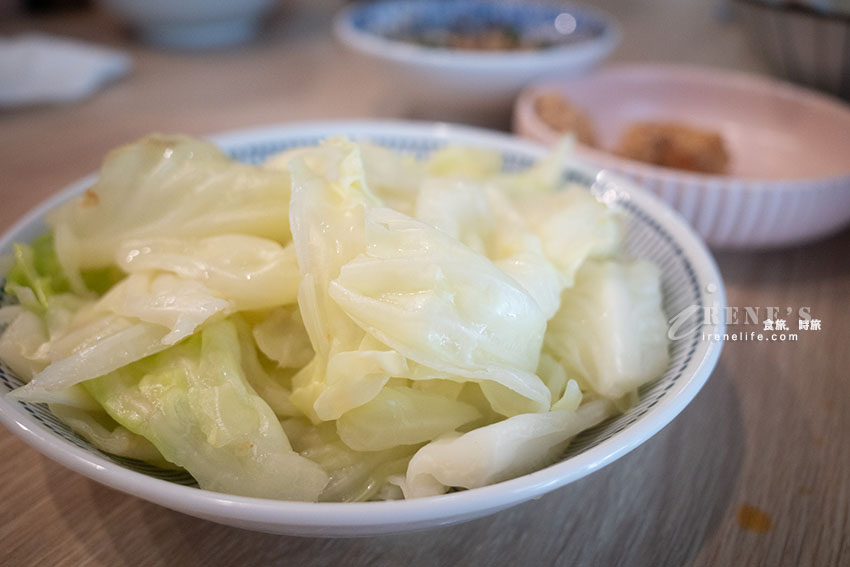 入選2025年500碗之一的老童小吃部，滷肉飯超好吃，舒服雞肉飯像台版的日式叉燒飯