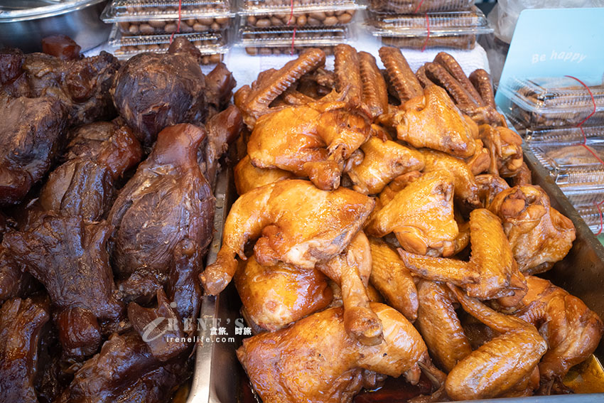 如小山般滿滿的滷味食材好壯觀,盒裝質感爆棚,自己品嚐或是宴客加菜都好看 如小山般滿滿的滷味食材好壯觀,盒裝質感爆棚,自己品嚐或是宴客加菜都好看